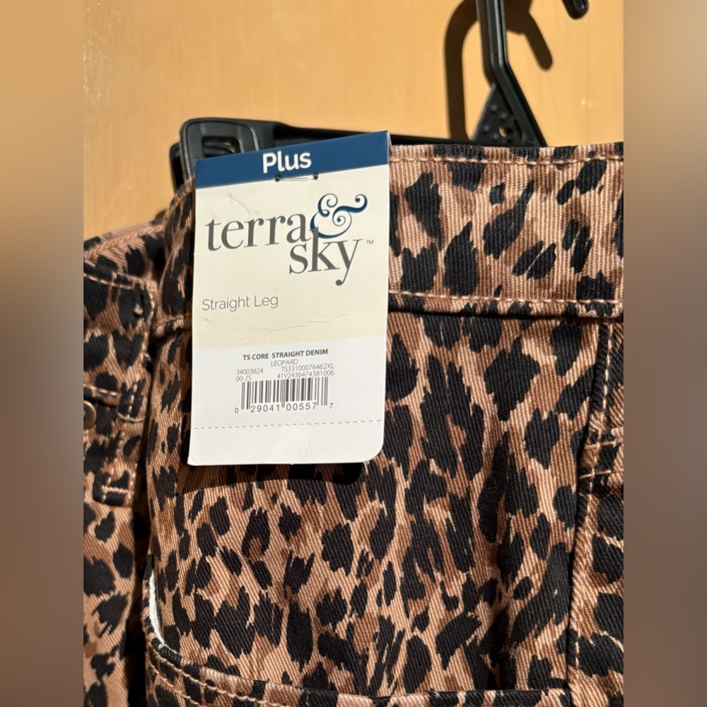Terra & Sky Women's Plus Size Core Straight Leg Jeans Size 24 Petite NWT - Picture 2 of 4